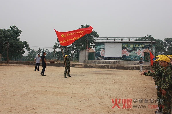 火爆網絡拓展培訓現(xiàn)場