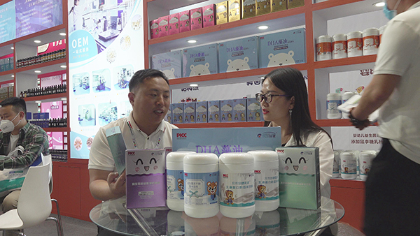 山東科舉藥業(yè)展會(huì)現(xiàn)場(chǎng)負(fù)責(zé)人楊總介紹展會(huì)上的新品.jpg 山東科舉藥業(yè)展會(huì)現(xiàn)場(chǎng)負(fù)責(zé)人楊總介紹展會(huì)上的新品.jpg