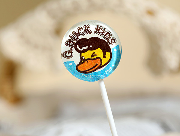 米唐田木小黃鴨無(wú)蔗糖照片糖-藍(lán)色.jpg 米唐田木小黃鴨無(wú)蔗糖照片糖-藍(lán)色.jpg