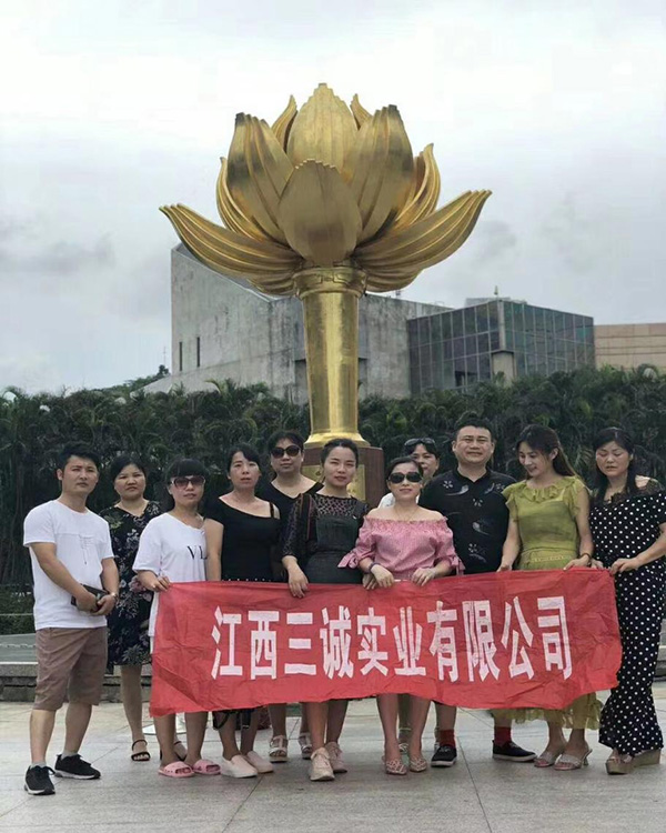 與紫荊花合影.jpg 與紫荊花合影.jpg