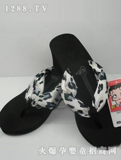 �����ɫ����Ь