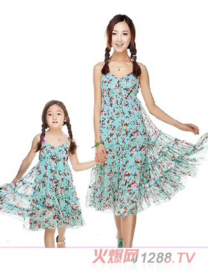 卡拉貝貝夢(mèng)幻花園母女藍(lán)色親子裝