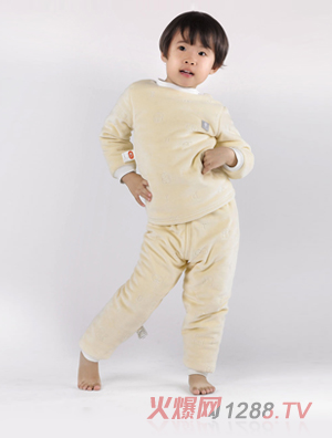 卓?jī)呵锒禊Z絨肩開(kāi)套裝