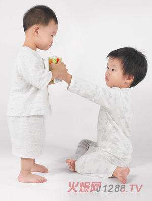 卓?jī)呵锒驴顚殞毺籽b