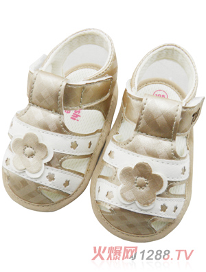 ��ʹ֮�뽛(j��ng)��С��yingeЬ��ɫ