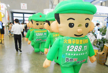 2013年上海CBME嬰童展火爆網(wǎng)在現(xiàn)場宣傳