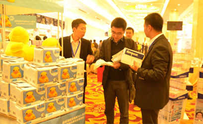 現(xiàn)場(chǎng)工作人員為代理經(jīng)銷商詳細(xì)介紹產(chǎn)品及代理政策