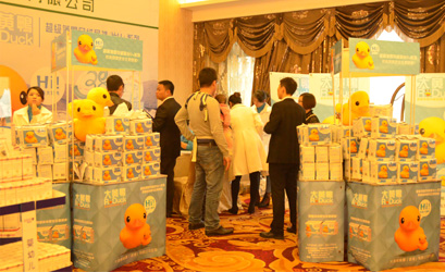 答謝會(huì)現(xiàn)場(chǎng)經(jīng)銷商在展位前資訊代理銷售政策