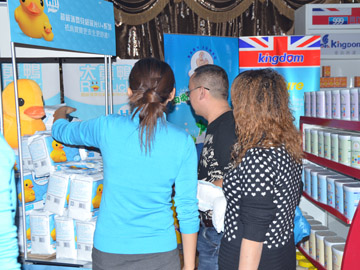 大黃鴨現(xiàn)場(chǎng)工作人員為客戶介紹產(chǎn)品