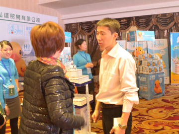 大黃鴨工作人員與客戶交流