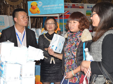 經(jīng)銷商現(xiàn)場(chǎng)了解大黃鴨品牌紙尿褲