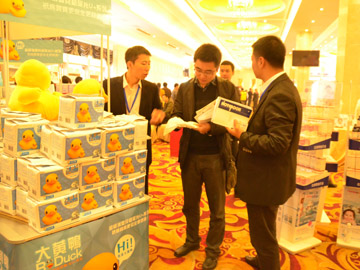 大黃鴨工作人員為客戶解答疑惑